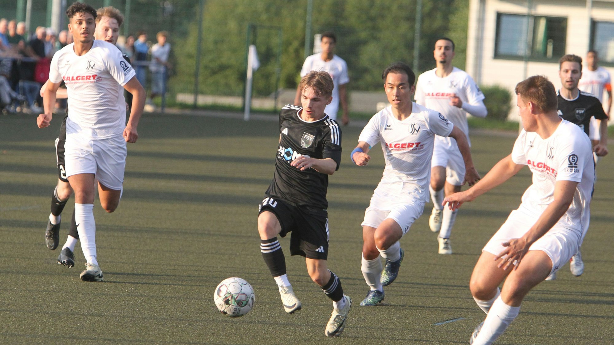 Moritz Tel trifft in allerletzter Sekunde für den FSV Neunkirchen-Seelscheid.