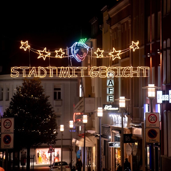 Das Bild zeigt den LED-Schriftzug „Stadt mit Gesicht“ an der Euskirchener Bahnhofstraße.