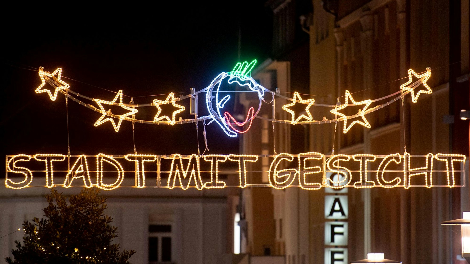 Das Bild zeigt den LED-Schriftzug „Stadt mit Gesicht“ an der Euskirchener Bahnhofstraße.