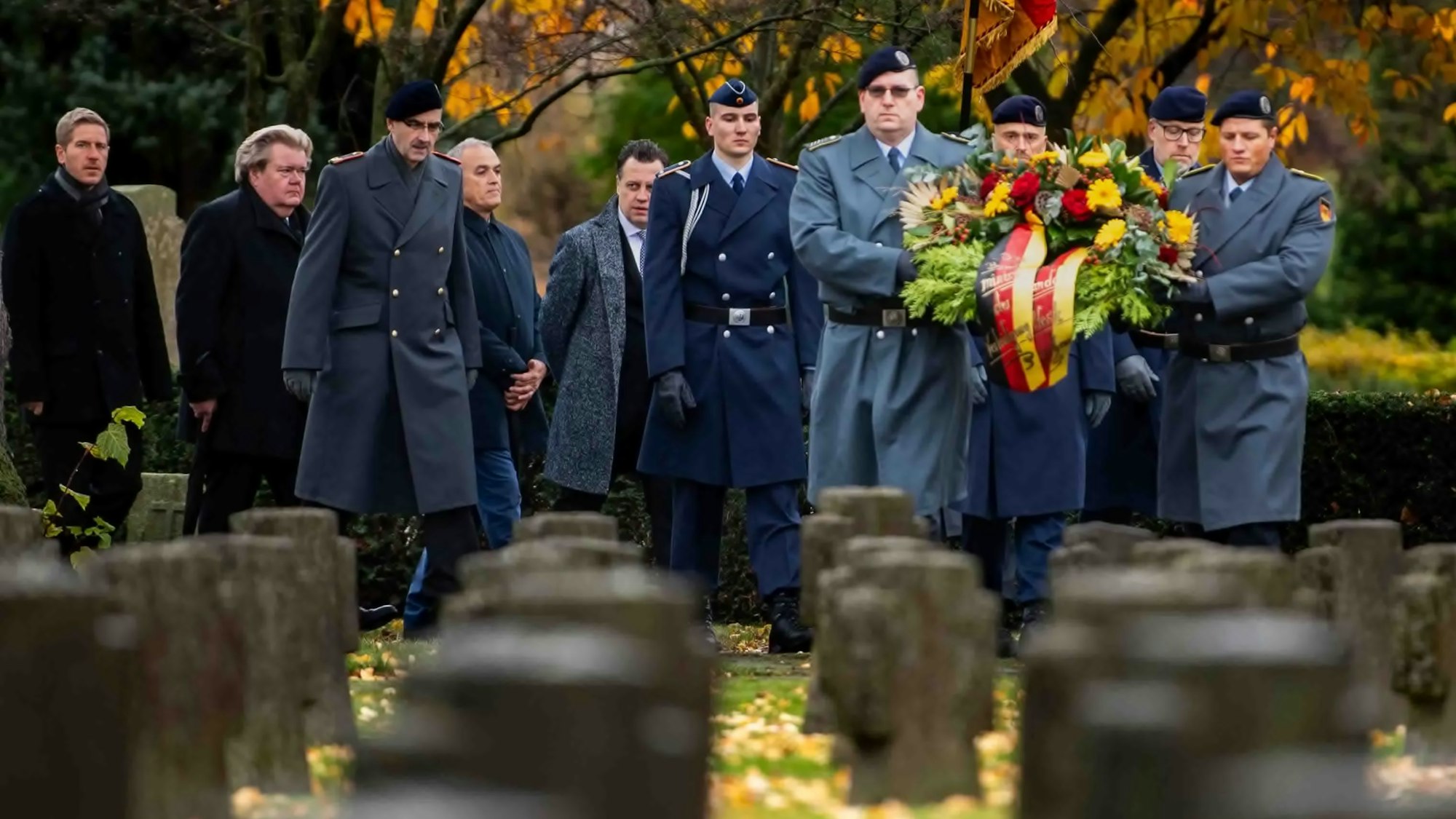 Das Bild zeigt die Prozession auf dem Weg zum Ehrenfriedhof.
