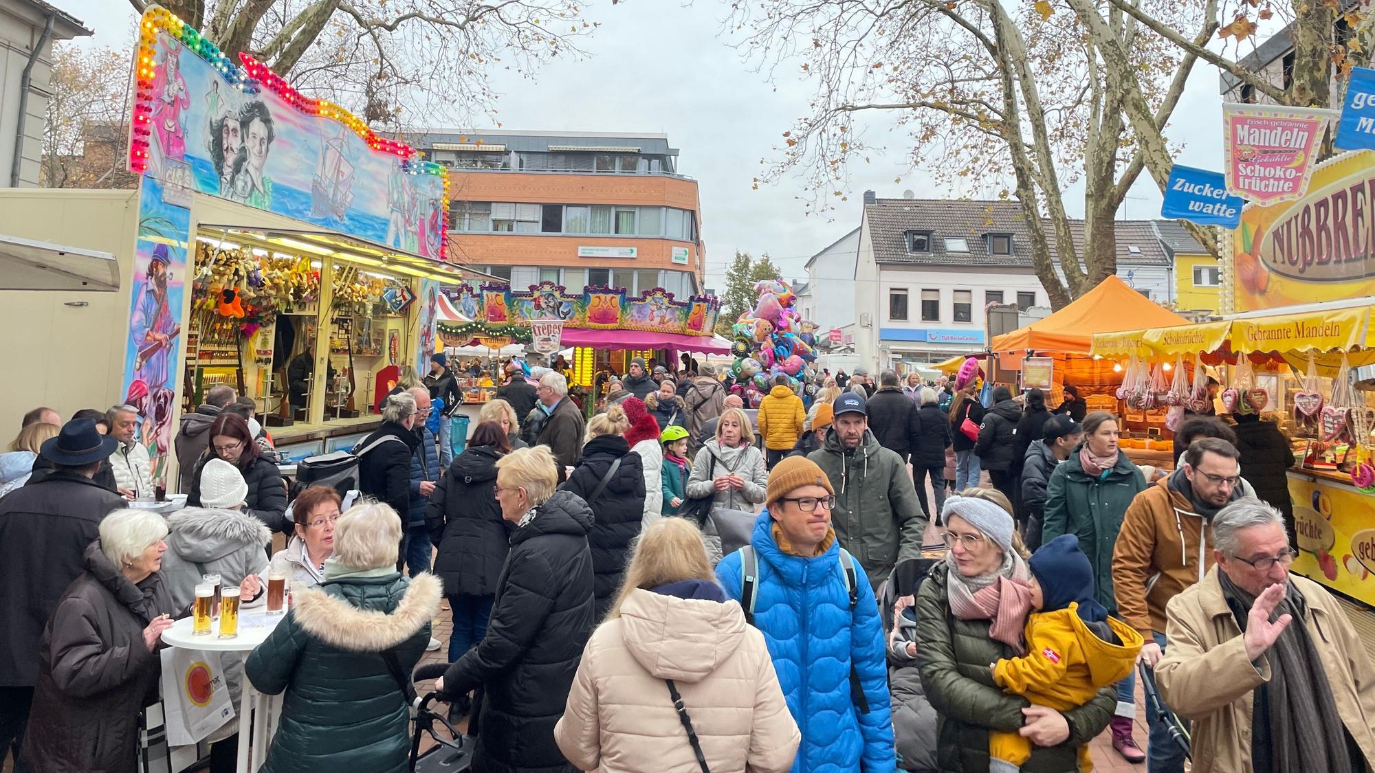 Auf dem Bild sind die viele Besucher des Frechener Martinsmarkts zu sehen.