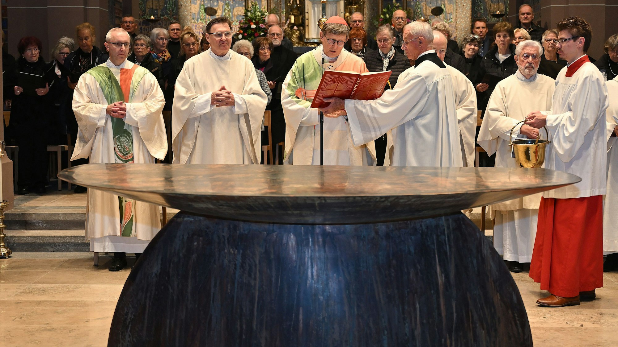 Das Foto zeigt den Kölner Erzbischof bei der Altarweihe in St. Laurentius