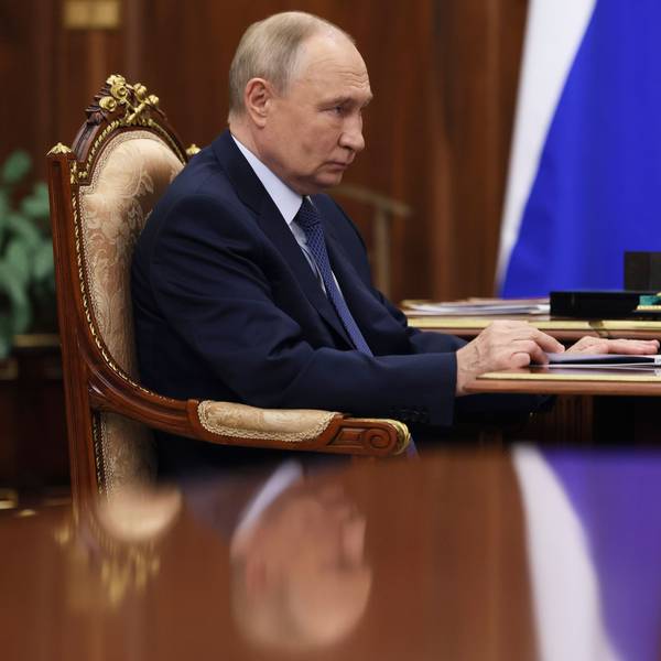 25.10.2024, Russland, Moskau: Der russische Präsident Wladimir Putin spricht mit dem Leiter des Föderalen Zolldienstes Pikalyov im Kreml Foto: Mikhail Metzel/Pool Sputnik Kremlin via AP/dpa +++ dpa-Bildfunk +++