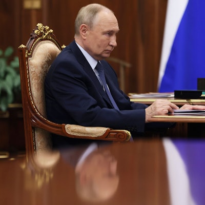 25.10.2024, Russland, Moskau: Der russische Präsident Wladimir Putin spricht mit dem Leiter des Föderalen Zolldienstes Pikalyov im Kreml Foto: Mikhail Metzel/Pool Sputnik Kremlin via AP/dpa +++ dpa-Bildfunk +++