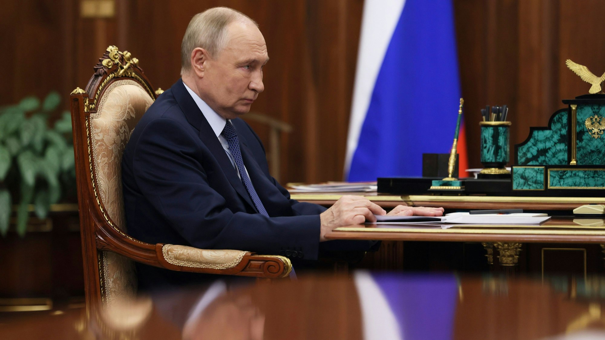 25.10.2024, Russland, Moskau: Der russische Präsident Wladimir Putin spricht mit dem Leiter des Föderalen Zolldienstes Pikalyov im Kreml Foto: Mikhail Metzel/Pool Sputnik Kremlin via AP/dpa +++ dpa-Bildfunk +++