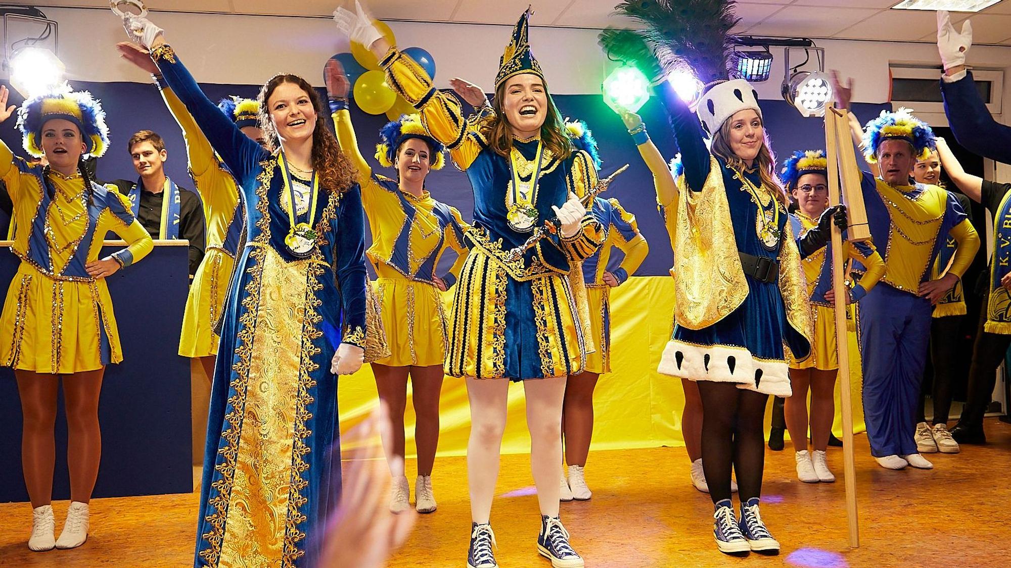 Das Bild zeigt das Sieberather Dreigestirn bei seiner Proklamation.