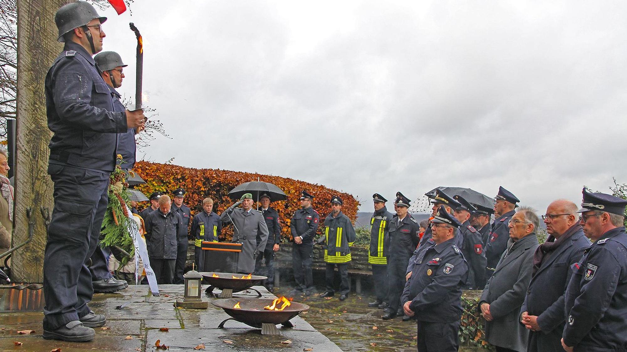 Das Bild zeigt einen Moment während der Kranzniederlegung in Heimbach.