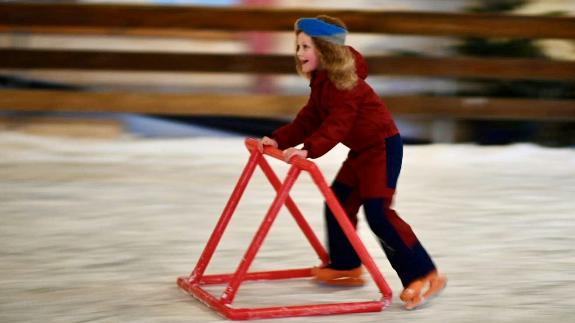 Ein Kind fährt Schlittschuh.