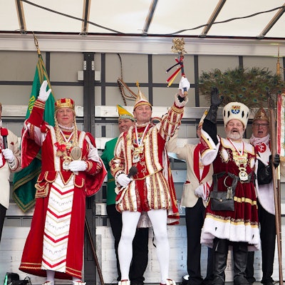 Prinz Joachim Vossel (Mitte), Bauer Werner Echtner (rechts) und Jungfrau Johanna (Johann Manfred Klöcker) grüßten ihre Untertanen auf dem Mechernicher Brunnenplatz.