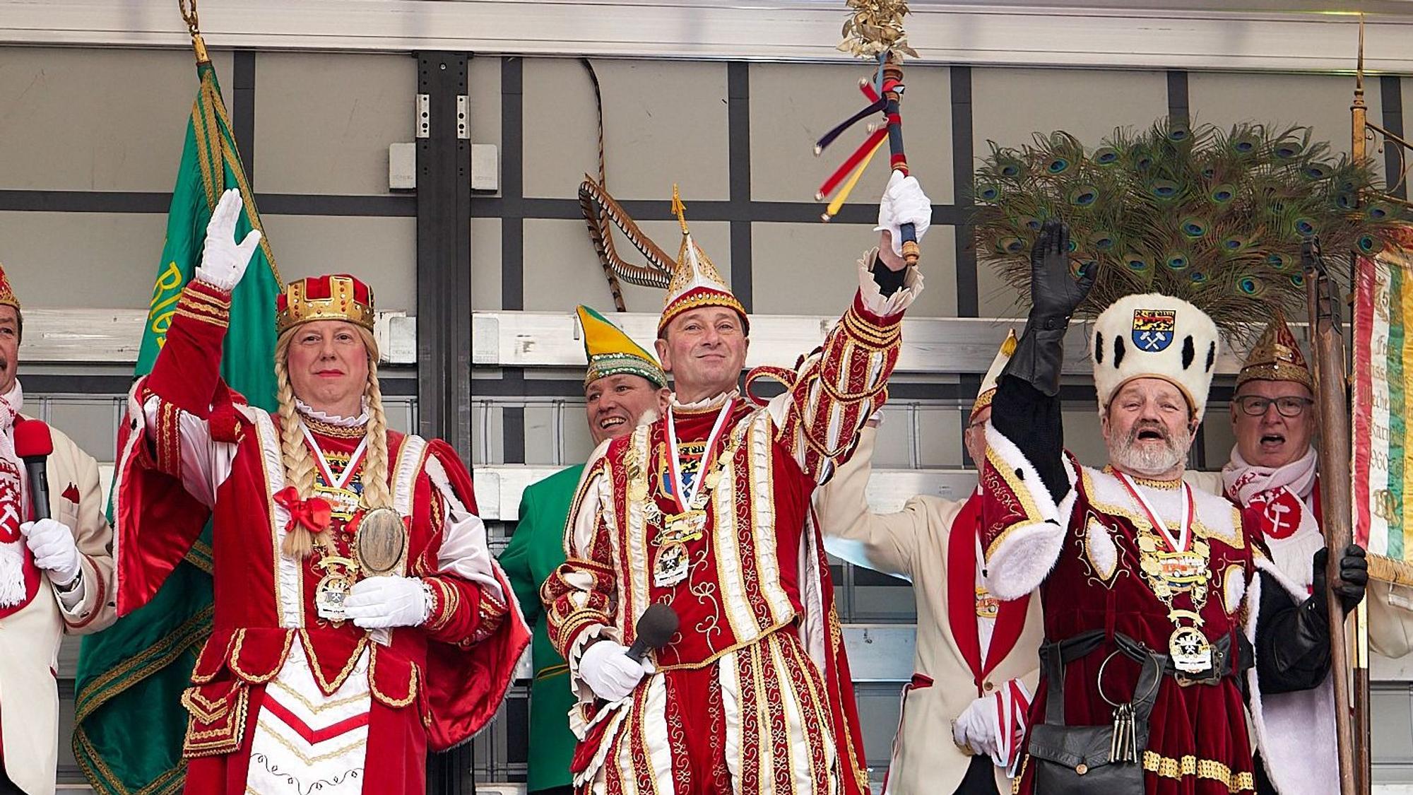 Prinz Joachim Vossel (Mitte), Bauer Werner Echtner (rechts) und Jungfrau Johanna (Johann Manfred Klöcker) grüßten ihre Untertanen auf dem Mechernicher Brunnenplatz.
