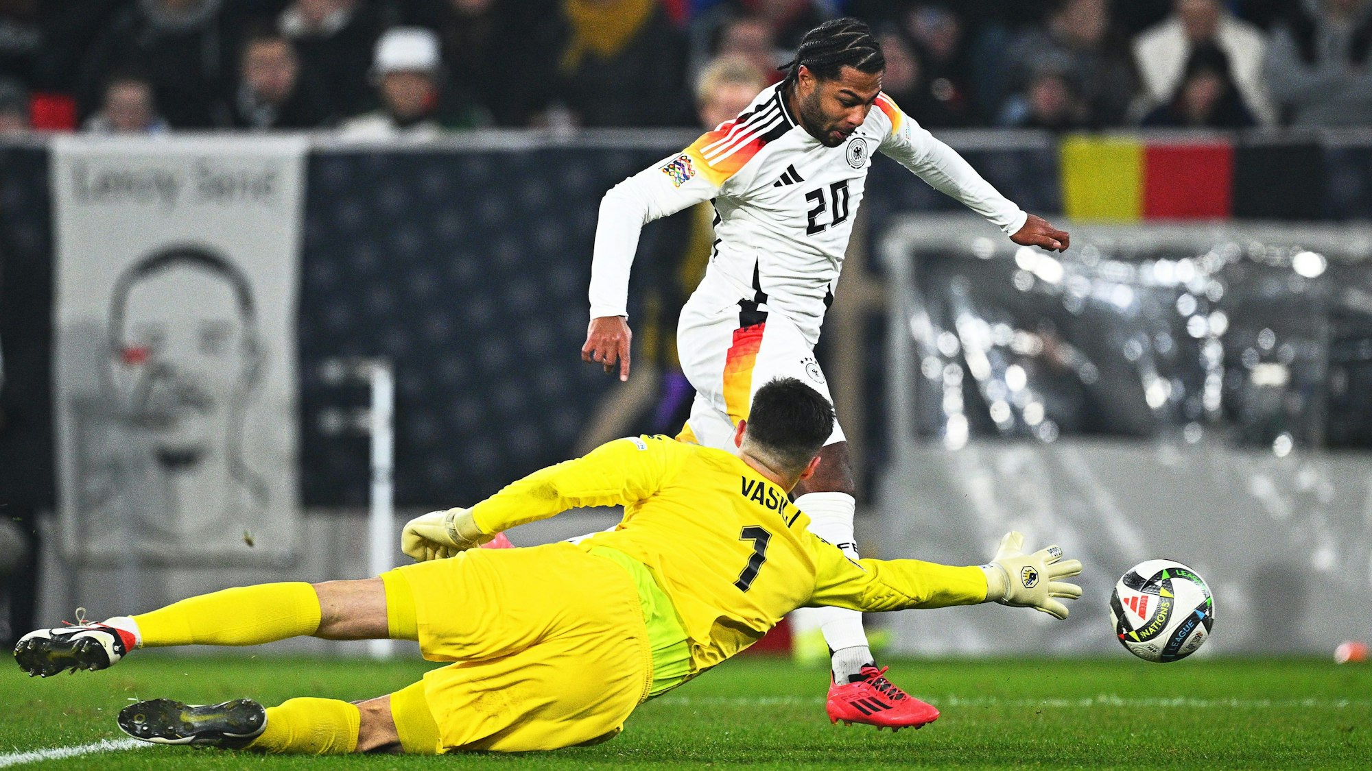 16.11.2024, Baden-Württemberg, Freiburg Im Breisgau: Fußball: Nations League A, Deutschland - Bosnien-Herzegowina, Gruppenphase, Gruppe 3, 5. Spieltag, Europa-Park Stadion, Deutschlands Serge Gnabry (r) in Aktion gegen Bosnien-Herzegowinas Torhüter Nikola Vasilj. Foto: Tom Weller/dpa +++ dpa-Bildfunk +++