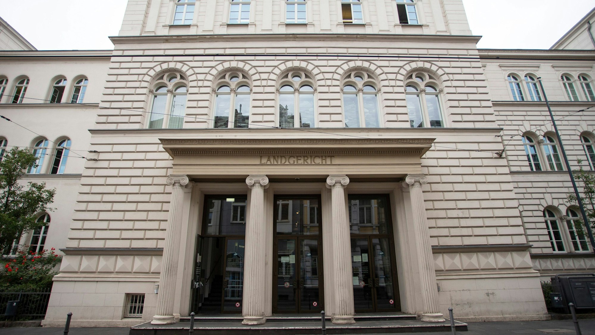Das Eingangsportal des Bonner Landgerichts.