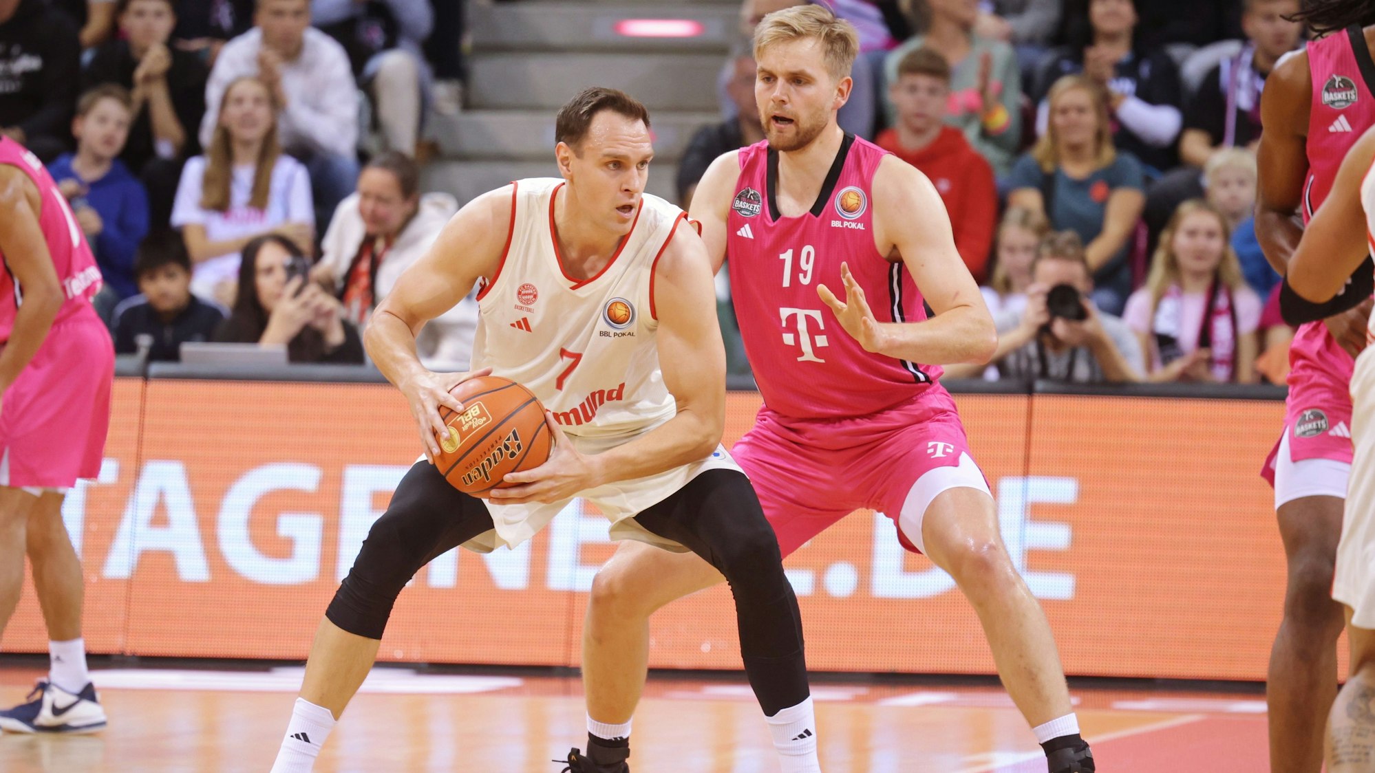 Till Pape (r.) stellt sich Nationalcenter Johannes Voigtmann entgegen.