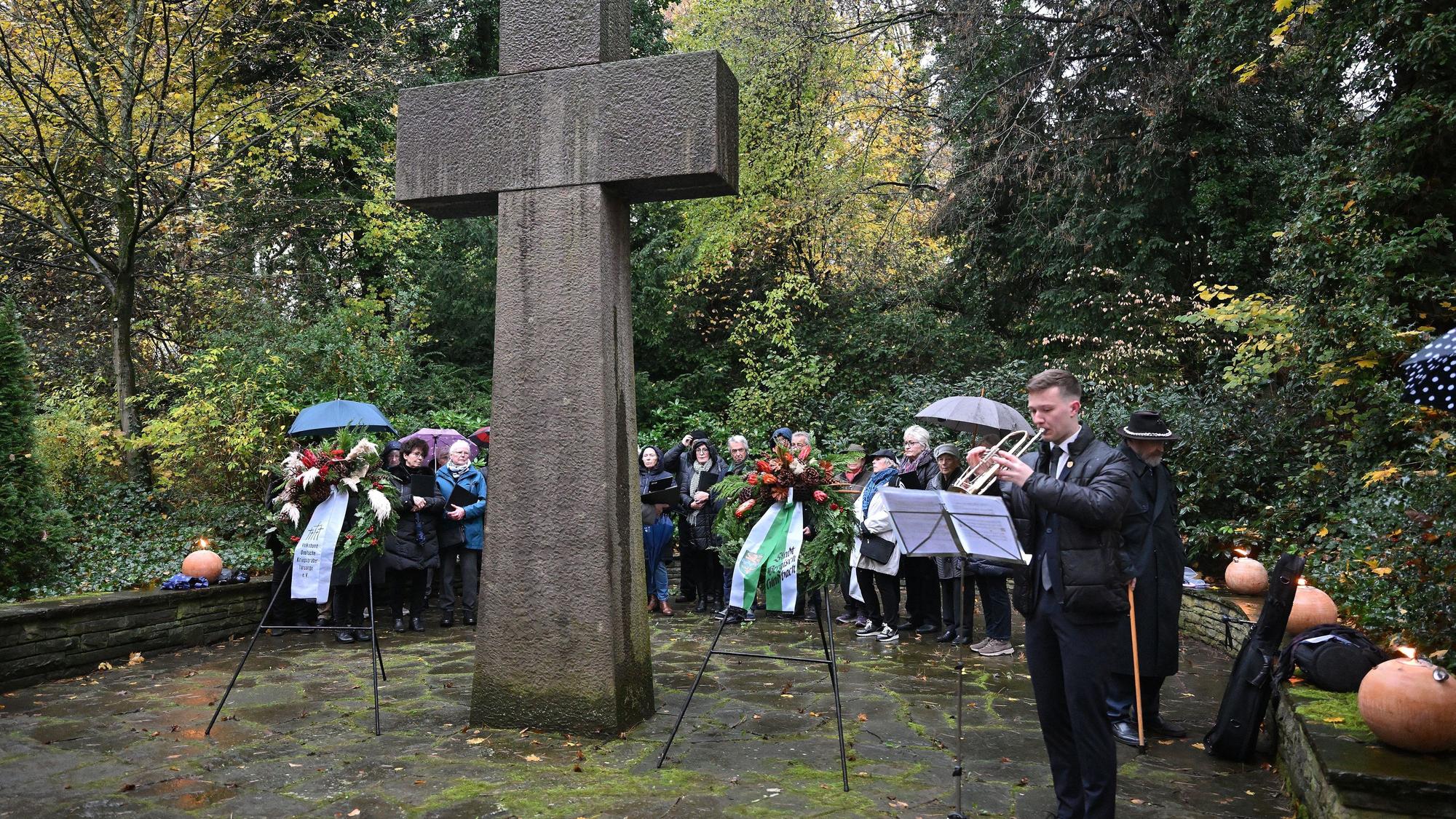 Das Foto zeigt die Gedenkstunde zum Volkstrauertag auf dem laurentius-Friedhof in Bergisch Gladbach