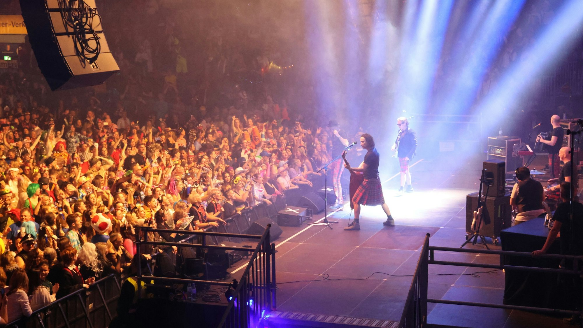 Bild einer Karnevalsband auf der Bühne einer vollbesetzten Halle