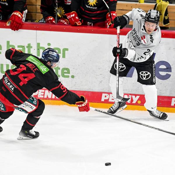 Zwölftes Spiel für die Kölner Haie, erster Treffer: Juhani Tyrväinen (r.) erzielte das 2:1-Siegtor in Straubing.