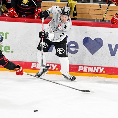 Zwölftes Spiel für die Kölner Haie, erster Treffer: Juhani Tyrväinen (r.) erzielte das 2:1-Siegtor in Straubing.