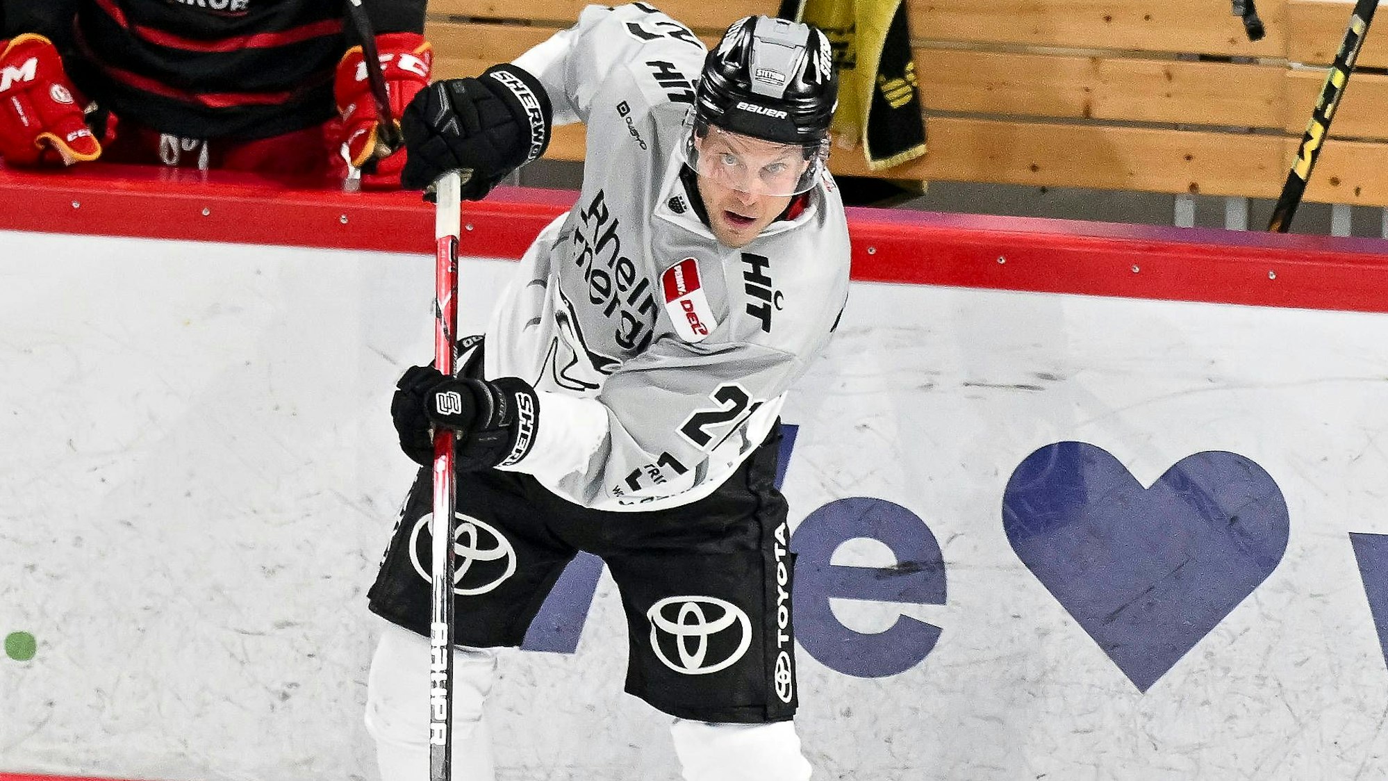 Juhani Tyrväinen (r.) erzielte das 2:1-Siegtor in Straubing.