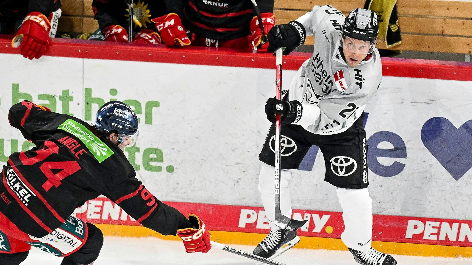 Zwölftes Spiel für die Kölner Haie, erster Treffer: Juhani Tyrväinen (r.) erzielte das 2:1-Siegtor in Straubing.
