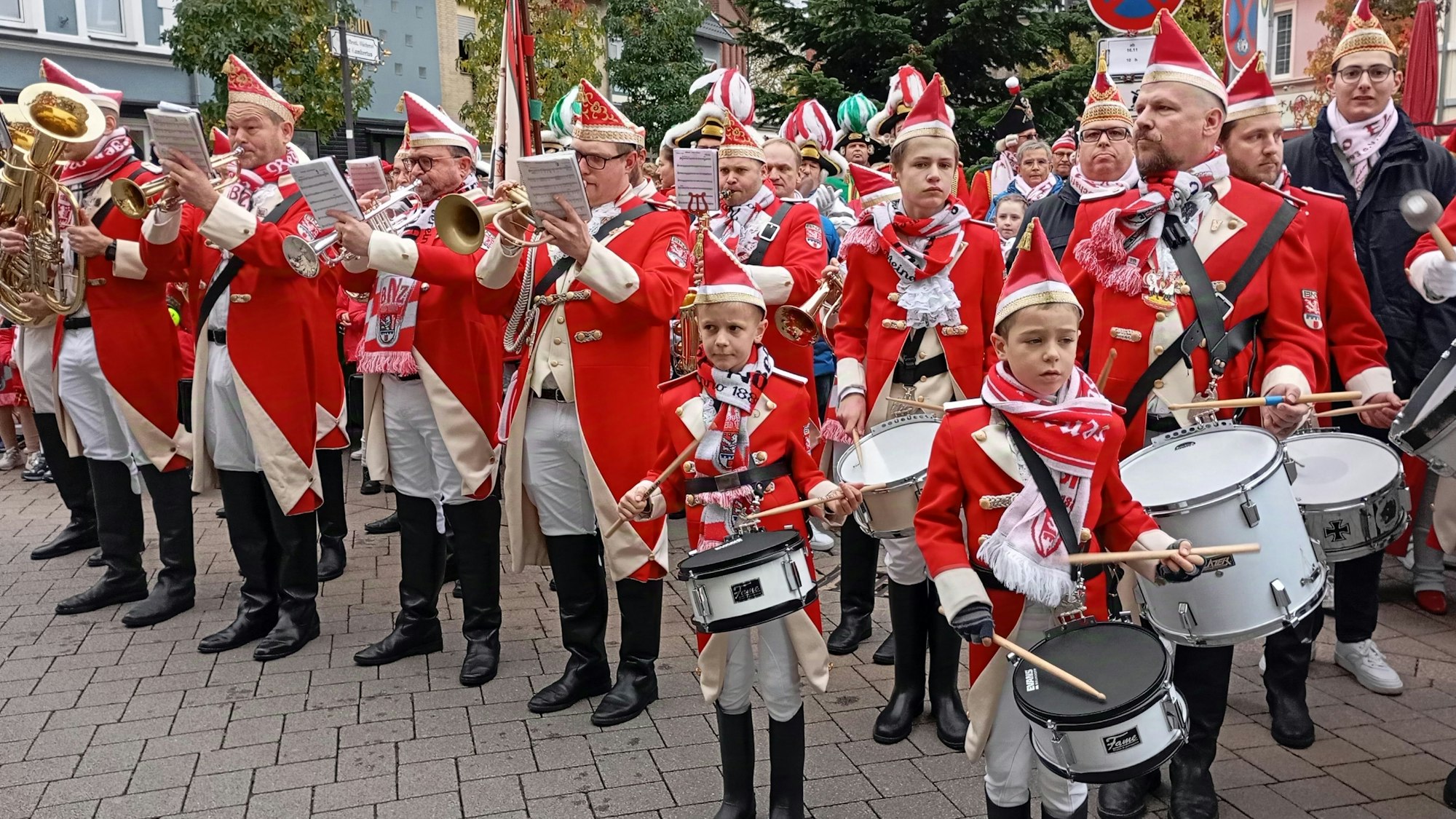 Auf dem Bild sind rot-weiß gekleidete Musiker einer Karnevalsgruppe zu sehen.