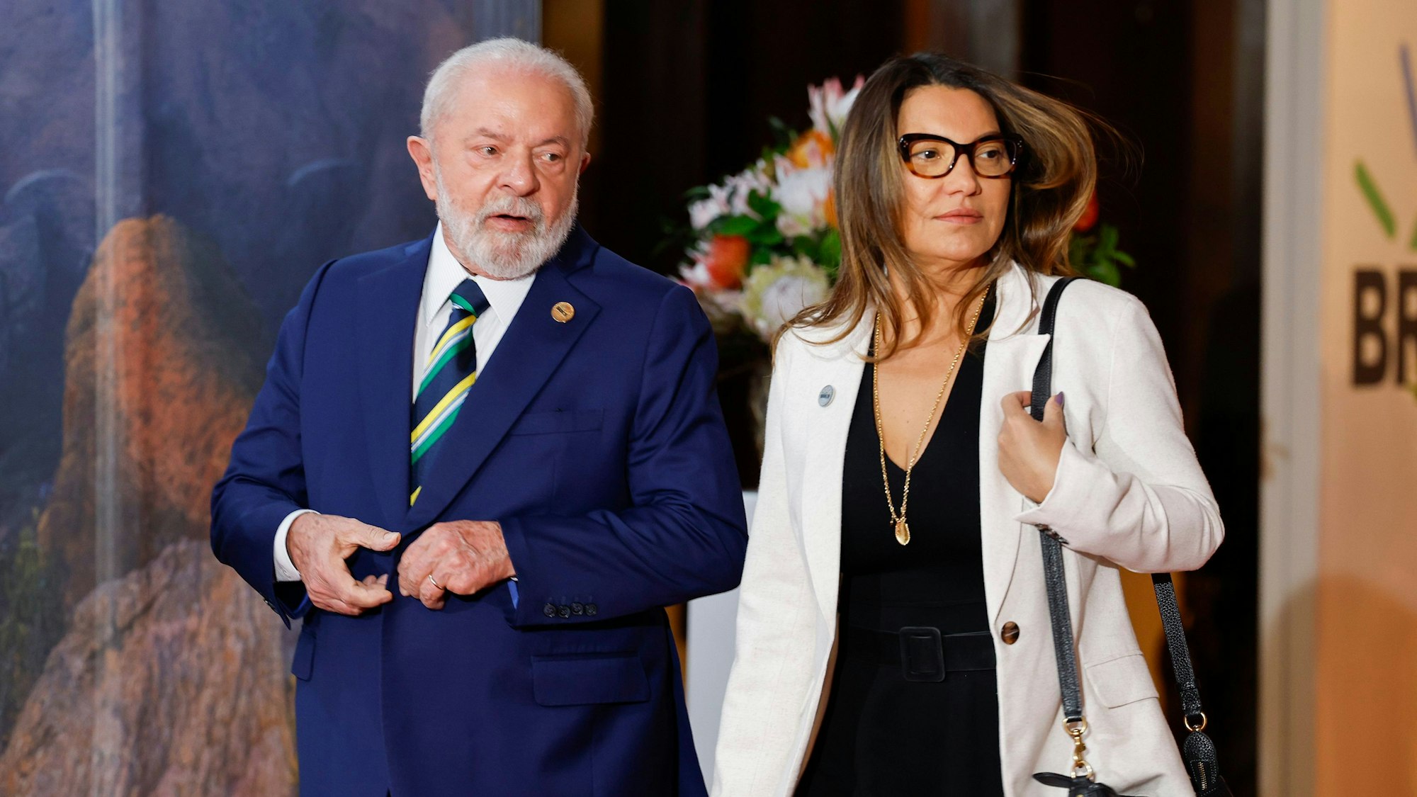 Luiz Inacio Lula da Silva, Präsident von Brasilien, trifft am zweiten Tag in Begleitung der First Lady Rosangela Janja da Silva zum Brics-Gipfel 2023 ein. Die brasilianische First Lady hat kurz vor dem G20-Gipfel Tech-Milliardär Elon Musk verbal angegriffen.