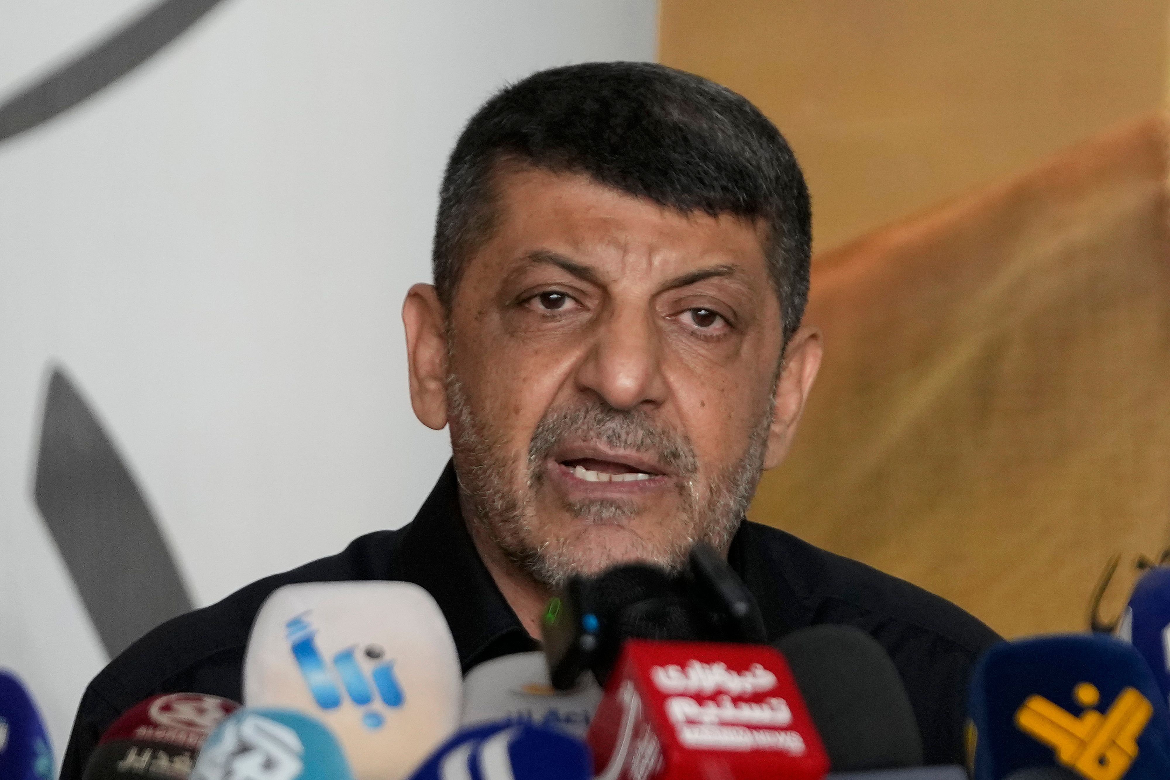 Der Chefsprecher der Hisbollah, Mohammed Afif, sprach letzte Woche noch auf einer Pressekonferenz in einem südlichen Vorort von Beirut. Nun bestätigte die Hisbollah offiziell den Tod ihres Pressesprechers bei einem israelischen Angriff in der Hauptstadt Beirut. (Archivbild)
