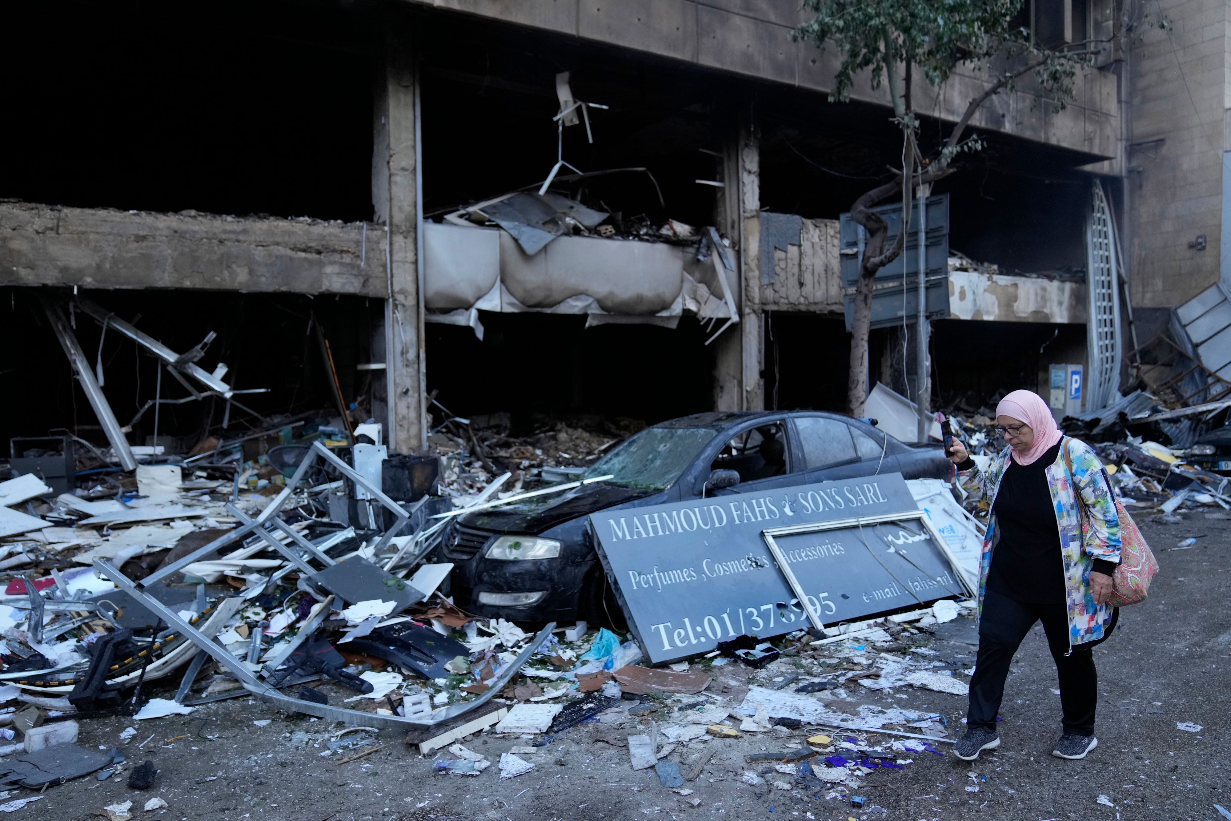 Eine Frau filmt mit ihrem Telefon zerstörte Geschäfte, die bei einem israelischen Luftangriff im Zentrum der libanesischen Hauptstadt Beirut getroffen wurden.