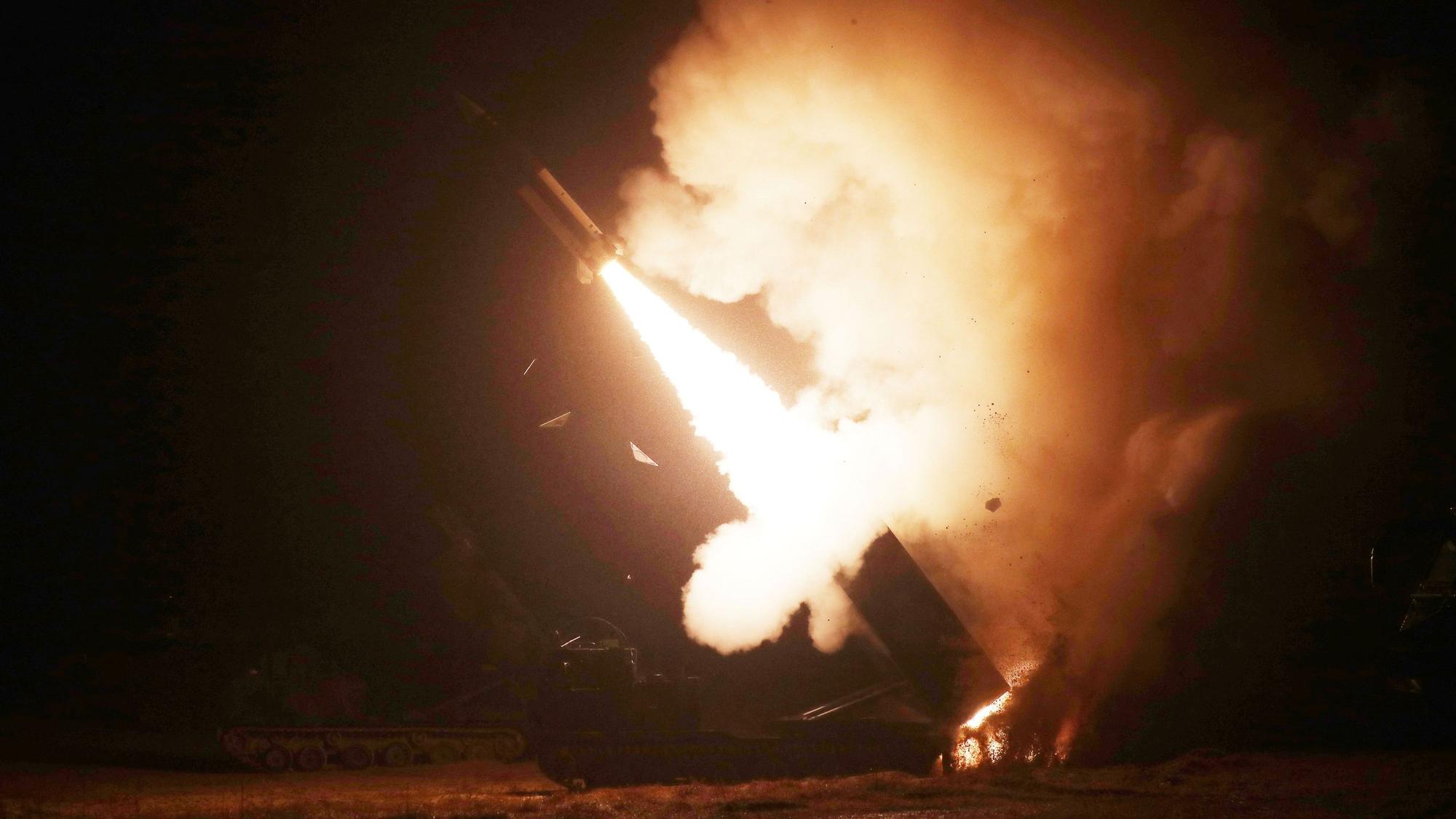 Eine ATACMS-Rakete wird bei einer Übung abgefeuert. Die Ukraine darf die Geschosse nun auch gegen Ziele in Russland einsetzen. (Archivbild)