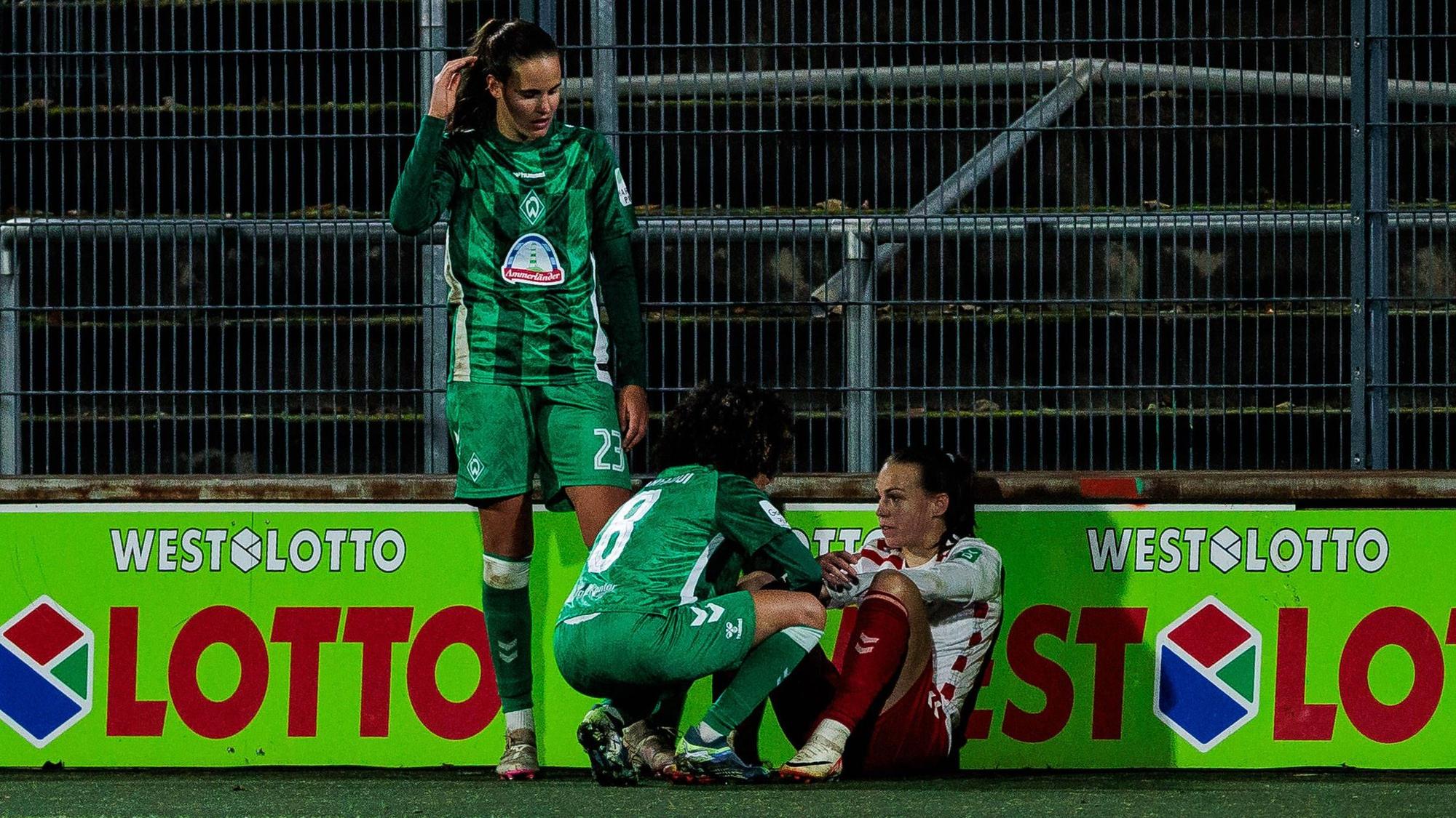 Google Pixel Frauen-Bundesliga, 1. FC Köln - SV Werder Bremen 18.11.2024 Hanna Nemeth SV Werder Bremen, 23 und Amira Arfaoui SV Werder Bremen, 8 trösten Dora Zeller 1. FC Köln, 19 Google Pixel Frauen-Bundesliga, 1. FC Köln - SV Werder Bremen, Köln, Franz-Kremer-Stadion am 18.11.2024 *** Google Pixel Womens Bundesliga, 1 FC Köln SV Werder Bremen 18 11 2024 Hanna Nemeth SV Werder Bremen, 23 and Amira Arfaoui SV Werder Bremen, 8 consoling Dora Zeller 1 FC Köln, 19 Google Pixel Womens Bundesliga, 1 FC Köln SV Werder Bremen, Cologne, Franz Kremer Stadion on 18 11 2024 Copyright: xBEAUTIFULxSPORTS/Wunderlx