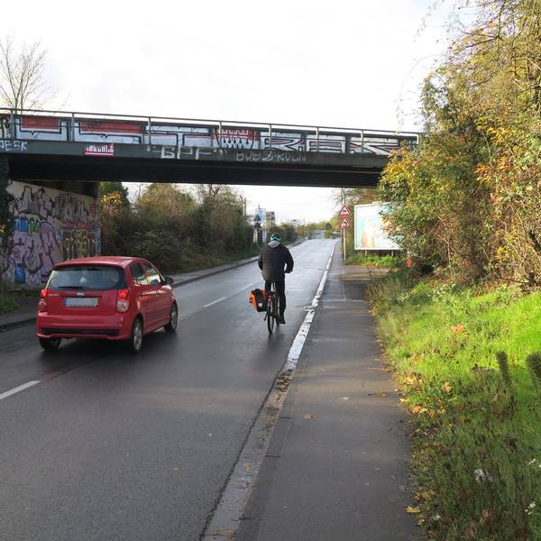 Zu sehen ist die Eisenbahnbrücke unter der die schmale Vitalisstraße für Radfahrer zur Gefahrenstelle wird.