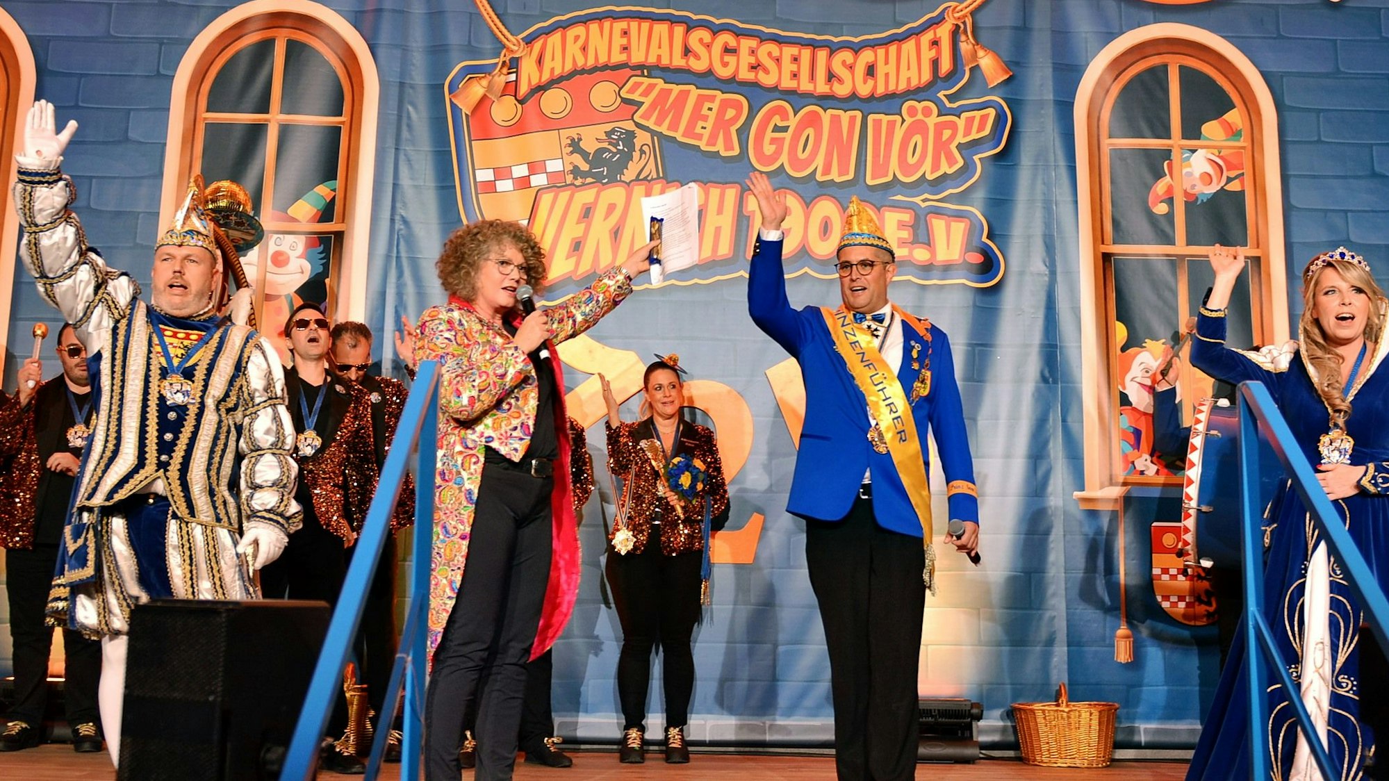 Mehrere Menschen machen kostümiert ausladende Gesten.