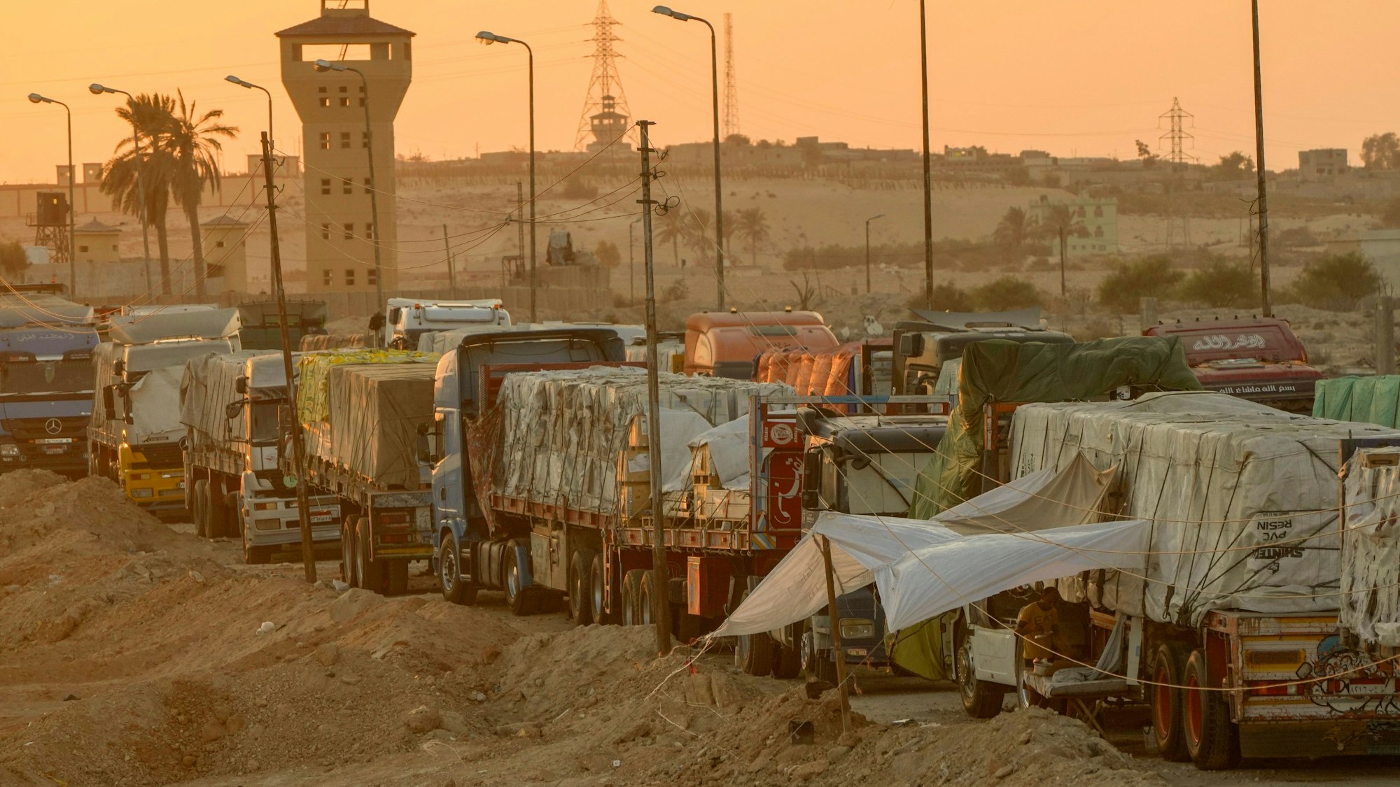 Lastwagen mit humanitären Hilfsgütern warten im September 2024 am Grenzübergang Rafah zwischen Ägypten und dem Gazastreifen darauf, die Grenze zu passieren.
