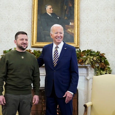 Joe Biden (r.), Präsident der USA, und Wolodymyr Selenskyj, Präsident der Ukraine, stehen während eines Treffens im Oval Office des Weißen Hauses. (Archivbild)