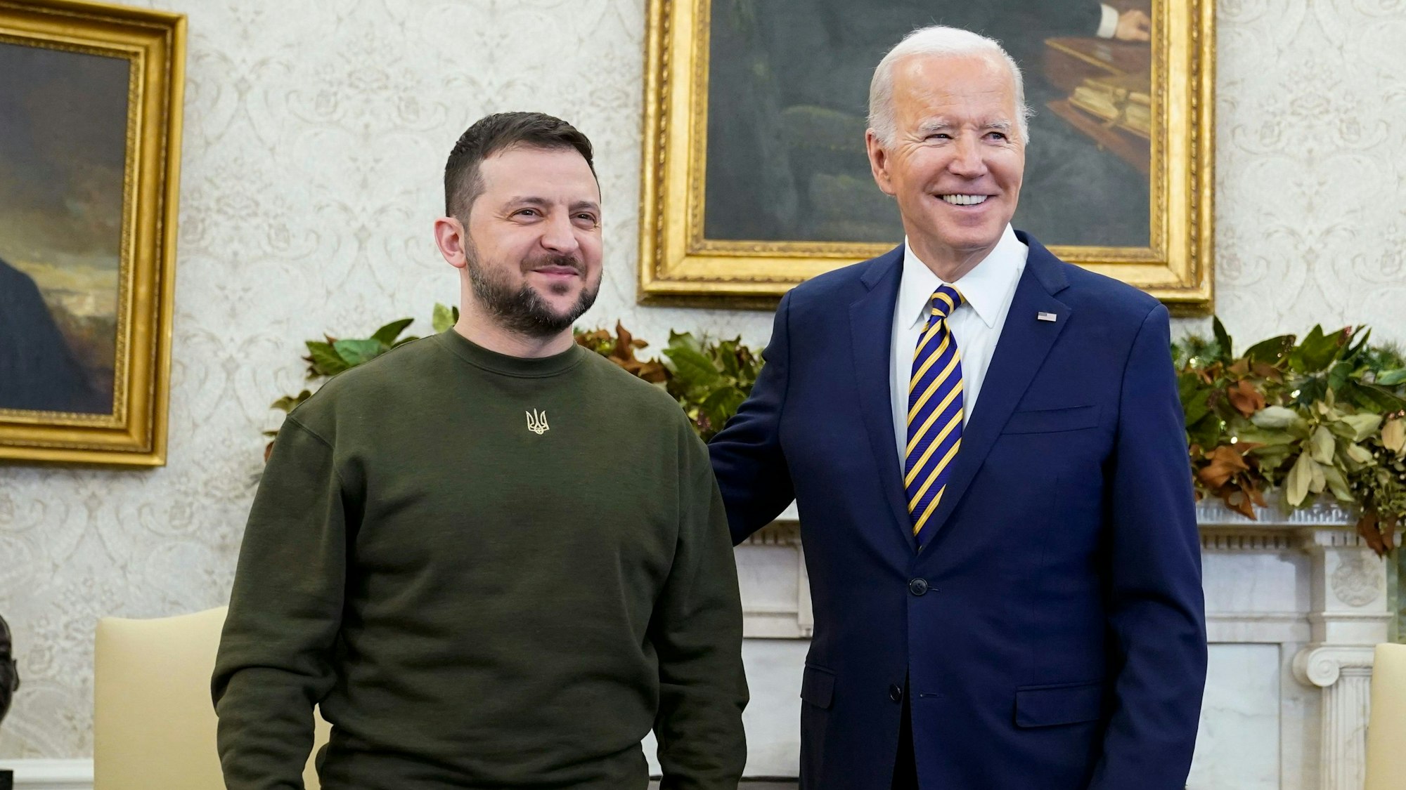 Joe Biden (r.), Präsident der USA, und Wolodymyr Selenskyj, Präsident der Ukraine, stehen während eines Treffens im Oval Office des Weißen Hauses. (Archivbild)