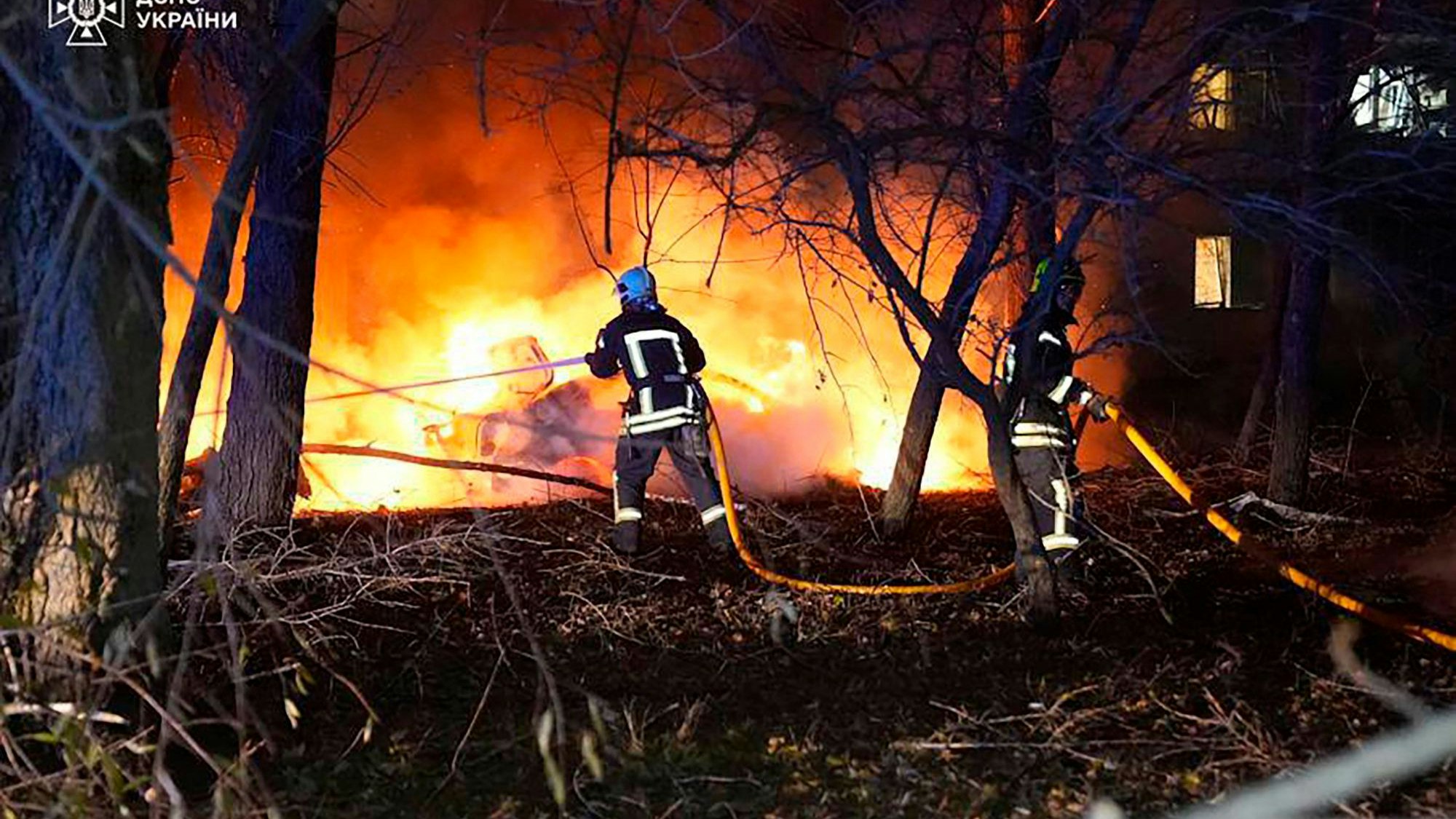 Auf diesem vom ukrainischen Katastrophenschutz via AP zur Verfügung gestellten Foto löschen Feuerwehrleute das Feuer nach einem russischen Raketenangriff, der ein mehrstöckiges Wohnhaus in Sumy getroffen hat.