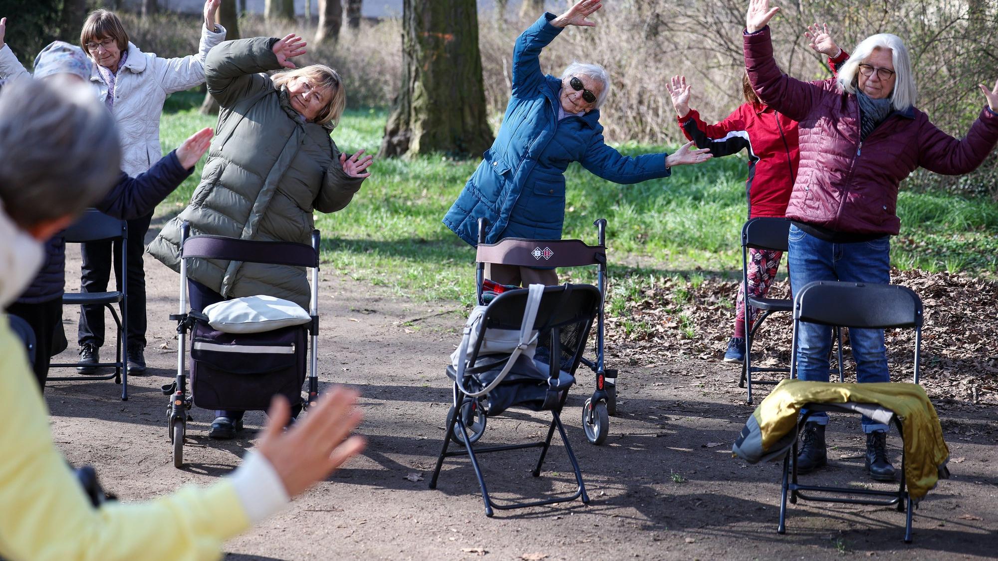 Seniorinnen bei der Gymnastik mit Rollator.