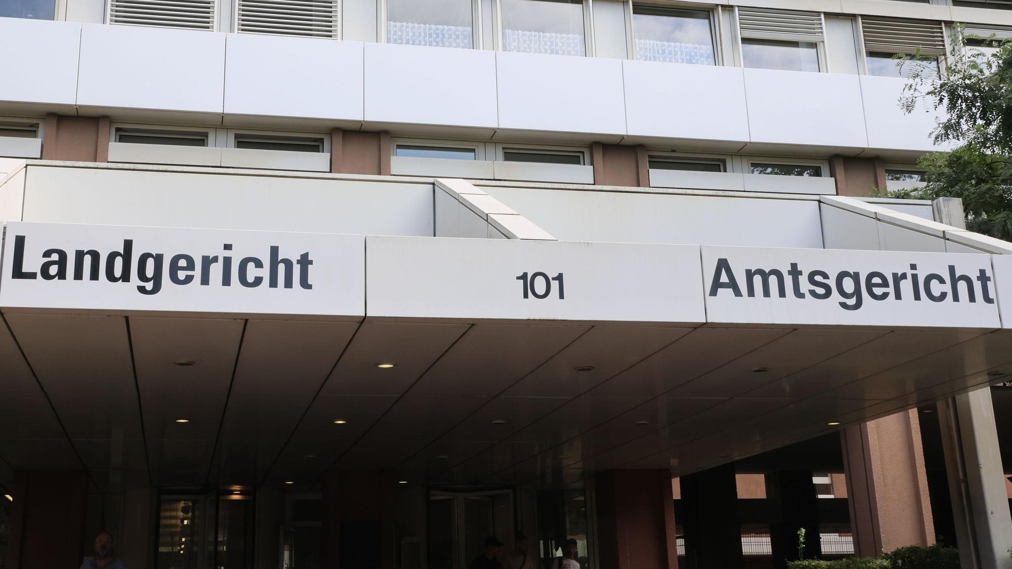 Das Bild zeigt den Eingang des Gerichtsgebäudes an der Luxemburger Straße in Köln.