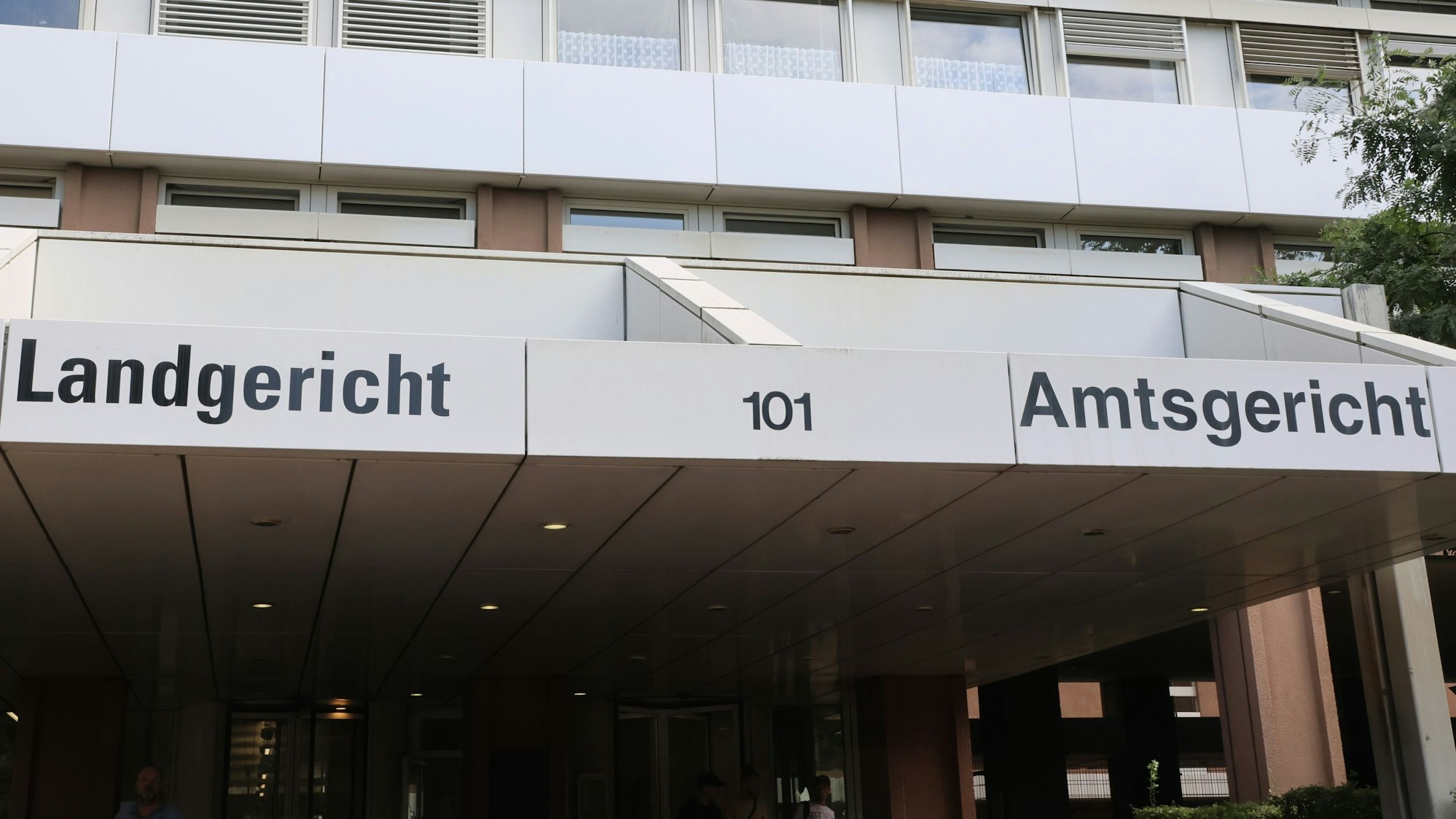 Das Bild zeigt den Eingang des Gerichtsgebäudes an der Luxemburger Straße in Köln.