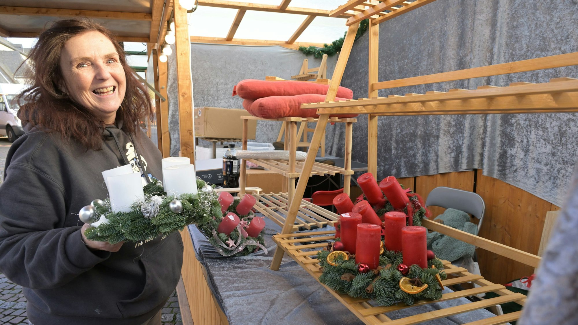 Aussteller wie Cornelia Jakob räumen seit Montag ihre Stände ein.