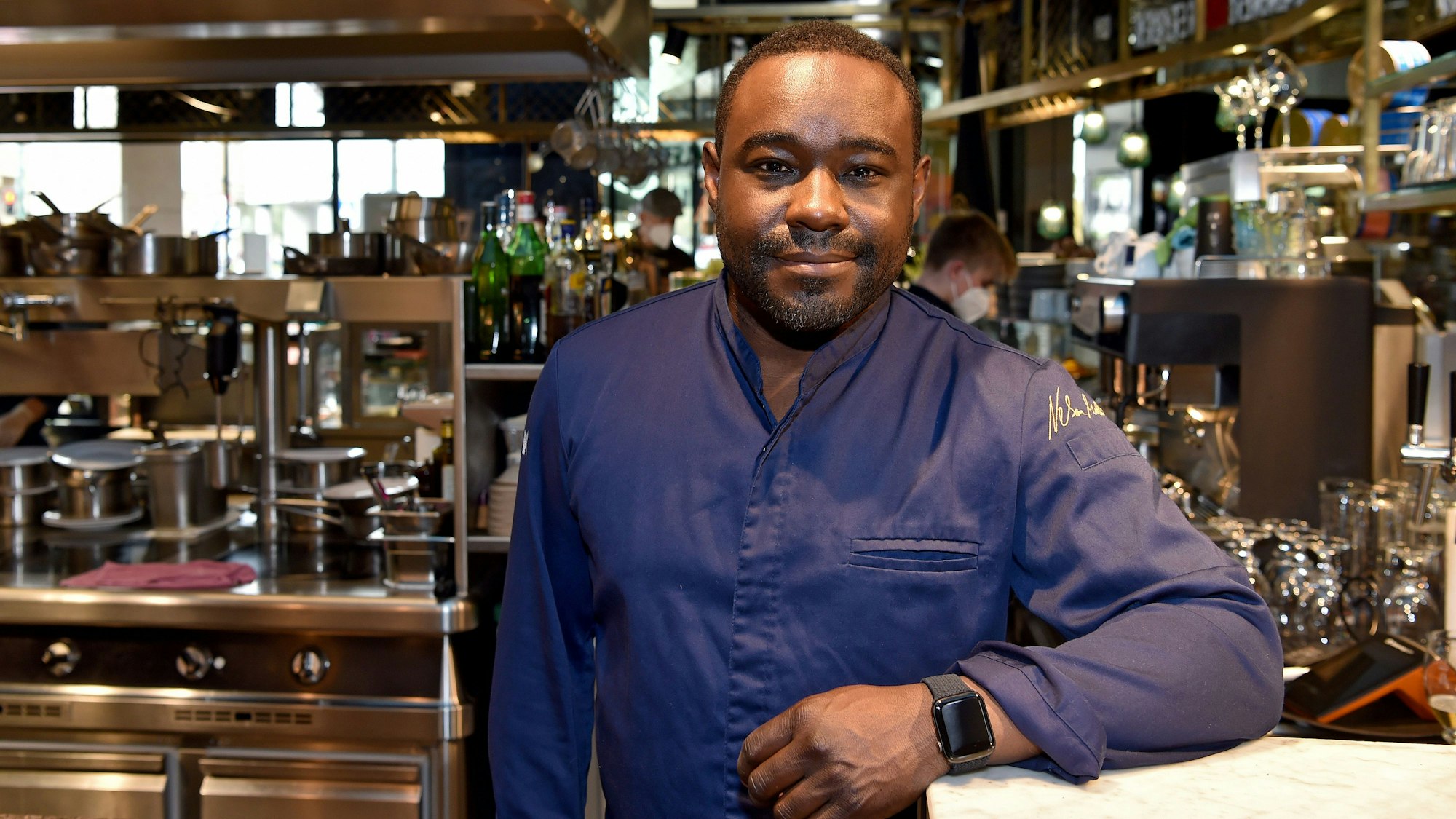 Nelson Müller, Sternekoch, steht in seinem Restaurant Müllers in der offenen Küche.