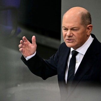 Olaf Scholz im Bundestag. Nach einem Telefonat zwischen Scholz und Wladimir Putin wird international Kritik am Kanzler laut. (Archivbild)