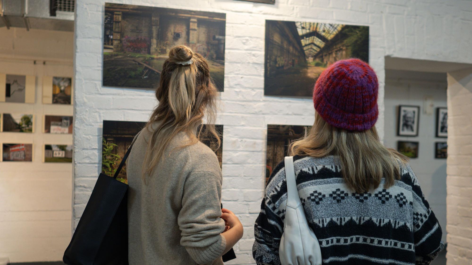 Besucherinnen bei der Ausstellung „Bezirk9 Urbanes Leben in Köln-Mülheim“ im Kulturbunker.