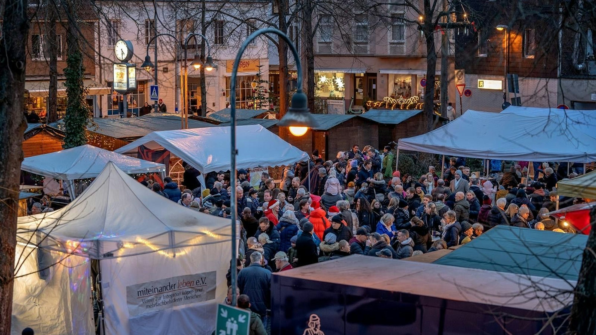 Blick auf einen als Weihnachtsmarkt hergerichteten Platz
