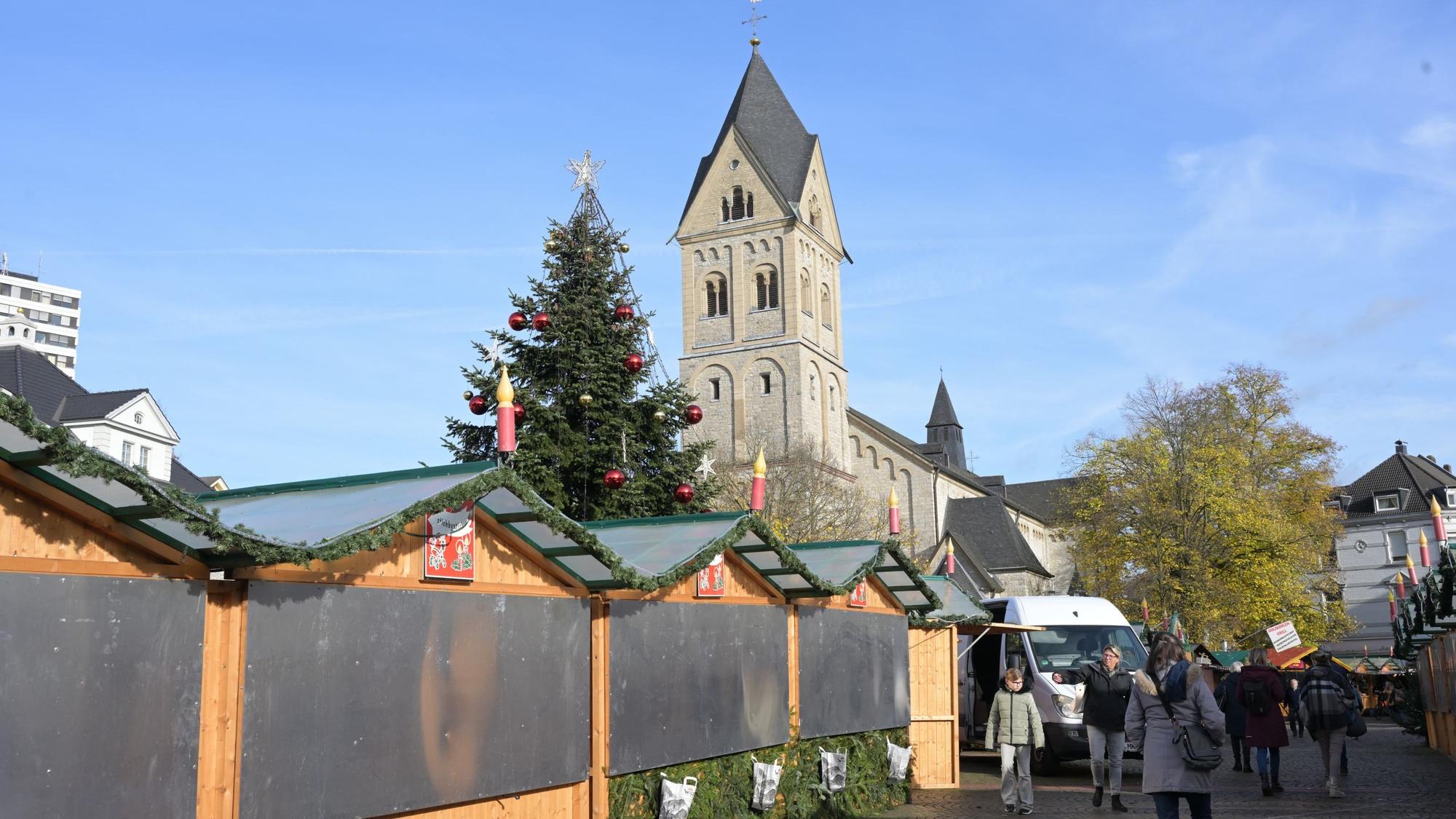 Im Schatten von St. Laurentius und Rathaus öffnet am Donnerstag der Weihnachtsmarkt.