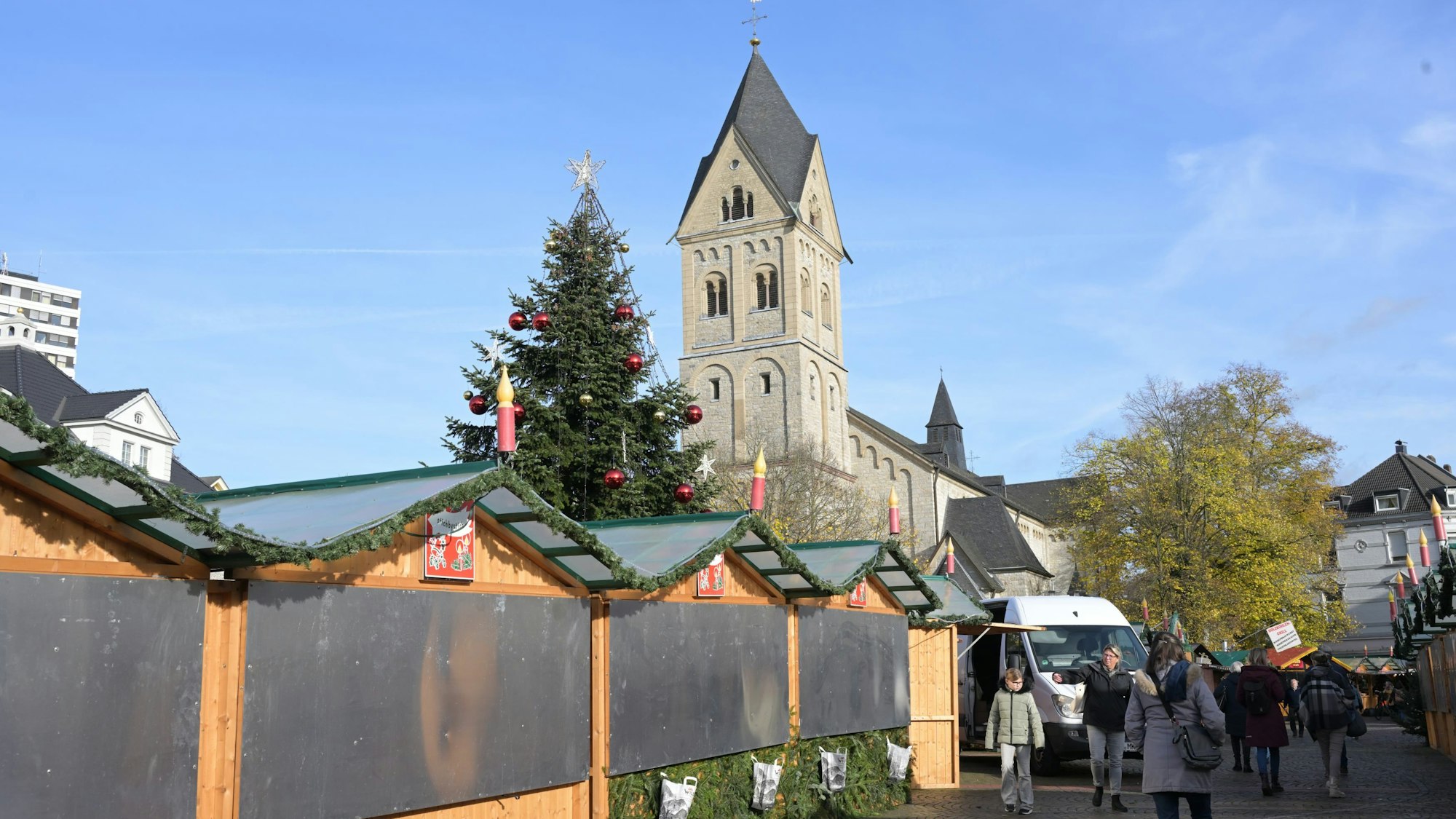 Im Schatten von St. Laurentius und Rathaus öffnet am Donnerstag der Weihnachtsmarkt.