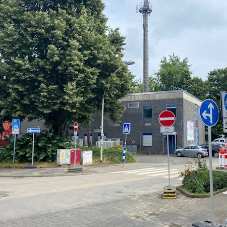Auf dem Bild ist eine Straße in der Frechener Innenstadt mit vielen provisorischen Verkehrsschildern zu sehen.