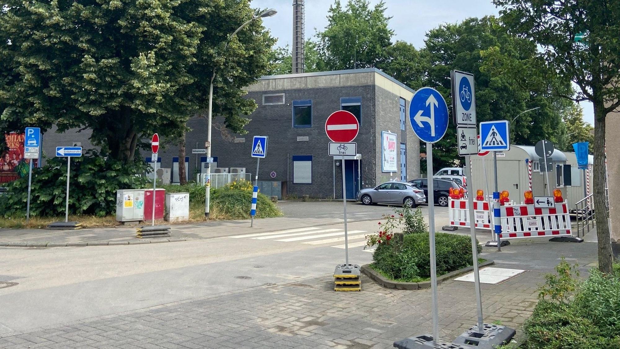 Auf dem Bild ist eine Straße in der Frechener Innenstadt mit vielen provisorischen Verkehrsschildern zu sehen.