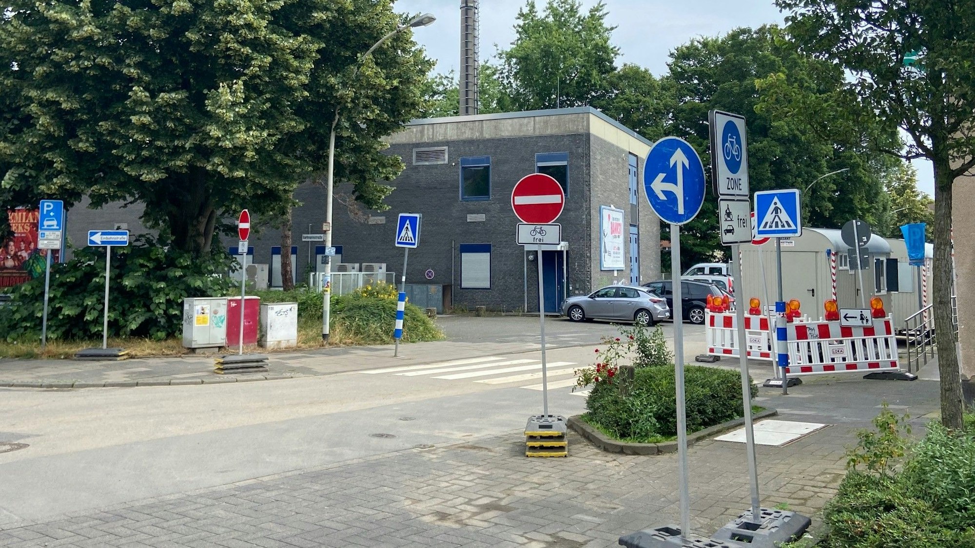 Auf dem Bild ist eine Straße in der Frechener Innenstadt mit vielen provisorischen Verkehrsschildern zu sehen.