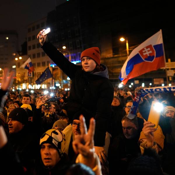 Tausende von Demonstranten versammeln sich, um den 35. Jahrestag der Samtenen Revolution zu feiern und um sich gegen die Politik des populistischen Premierministers Fico zu stellen.
