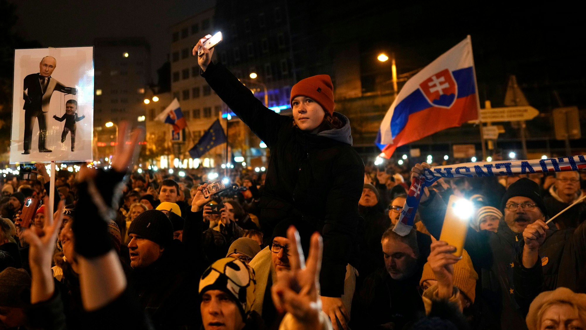 Tausende von Demonstranten versammeln sich, um den 35. Jahrestag der Samtenen Revolution zu feiern und um sich gegen die Politik des populistischen Premierministers Fico zu stellen.